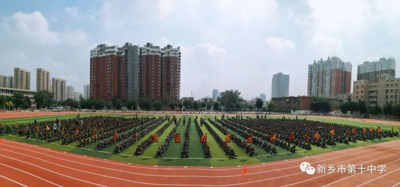绿云剪去换戎装，健步铿锵演兵场