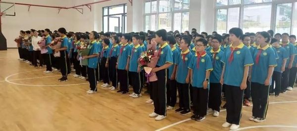 庆祝新中国七十华诞，弘扬新时代尊师风尚